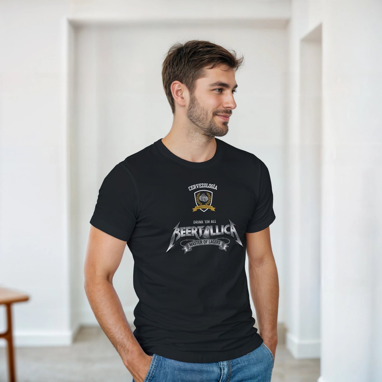 Camiseta negra con estampado Beertallica visible al pecho, estilo unisex.