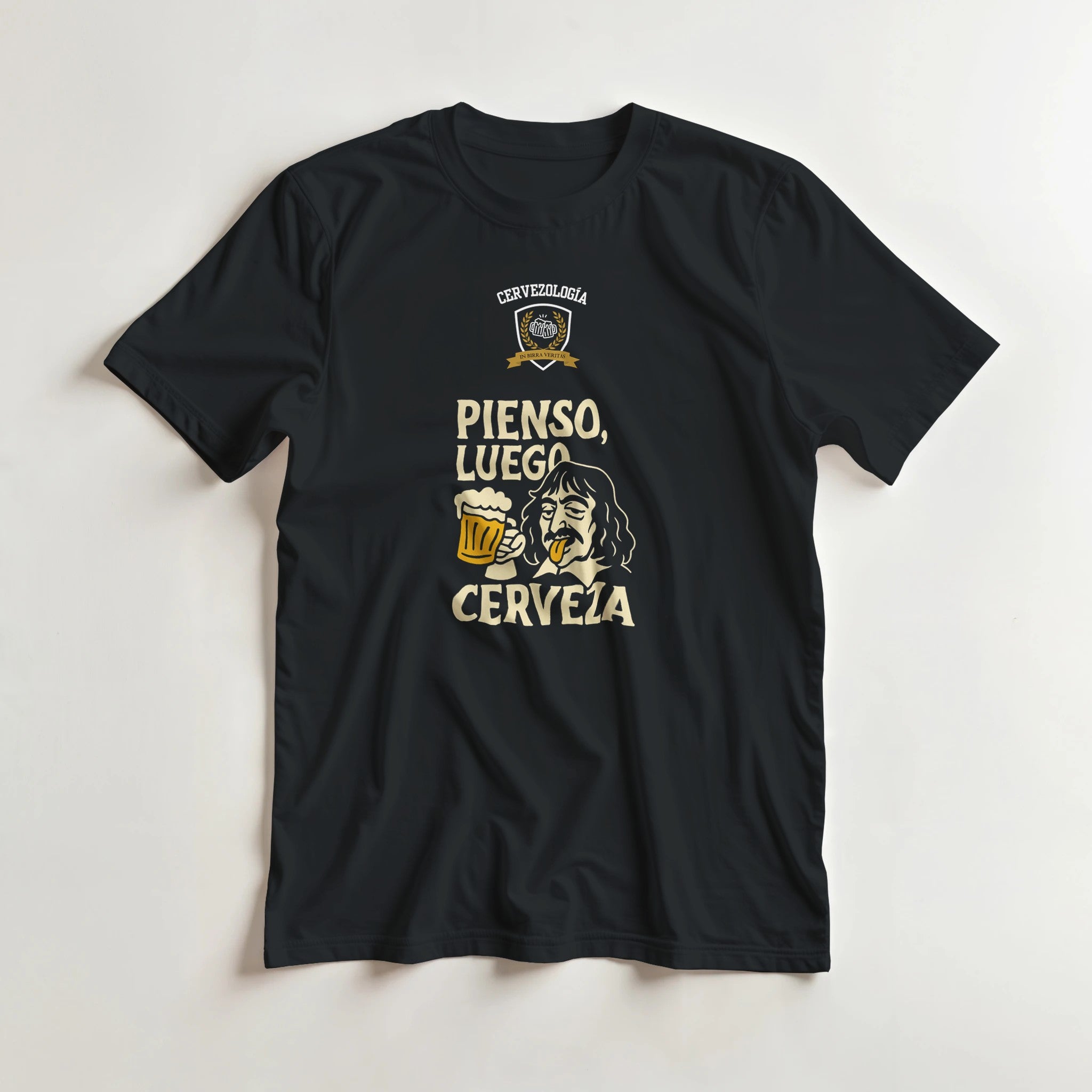 Camiseta negra de algodón con estampa cervecera y texto “Pienso, luego cerveza”.