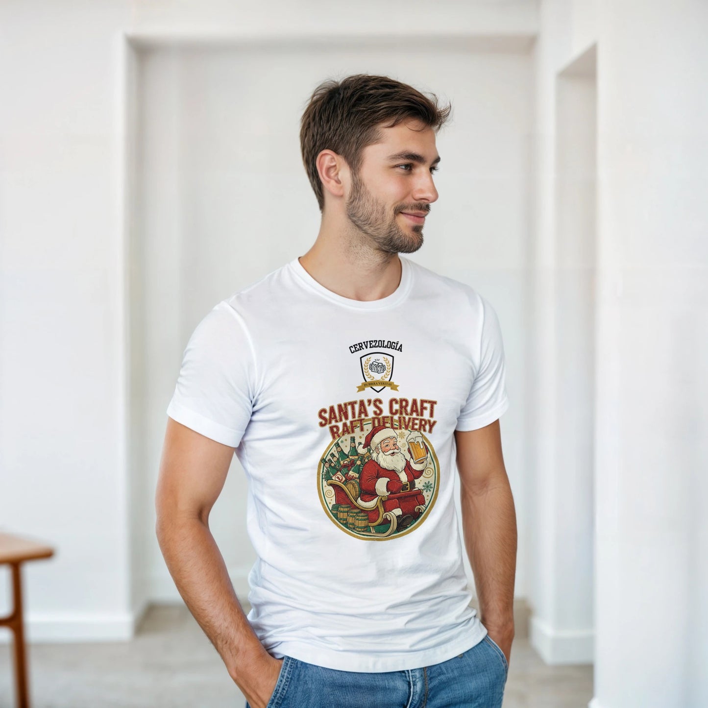 Camiseta blanca de manga corta con estampado de Santa y cerveza en el pecho