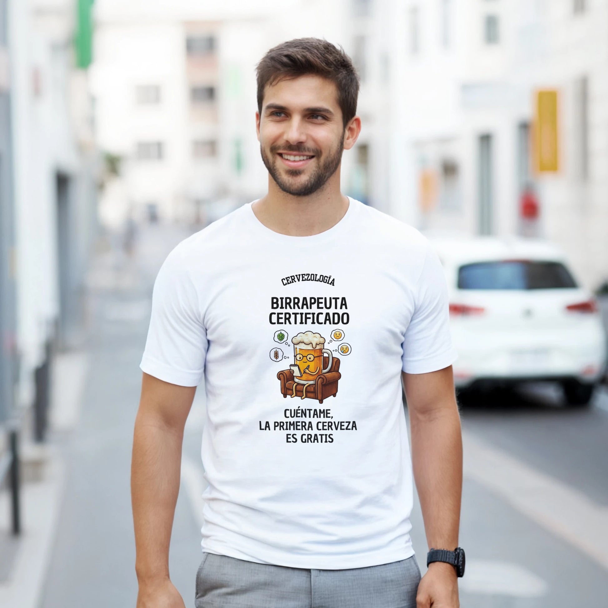 Camiseta blanca con estampado cervecero y texto “Birrapeuta Certificado” en el pecho