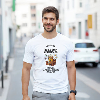 Camiseta blanca con estampado cervecero y texto “Birrapeuta Certificado” en el pecho