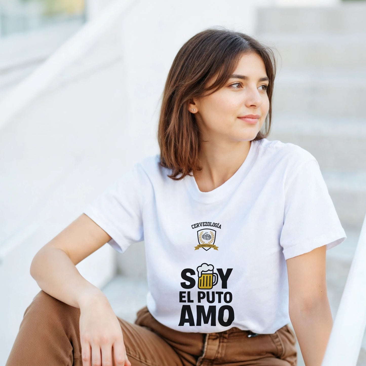 Camiseta blanca con estampado frontal “El Puto Amo” y cuello redondo