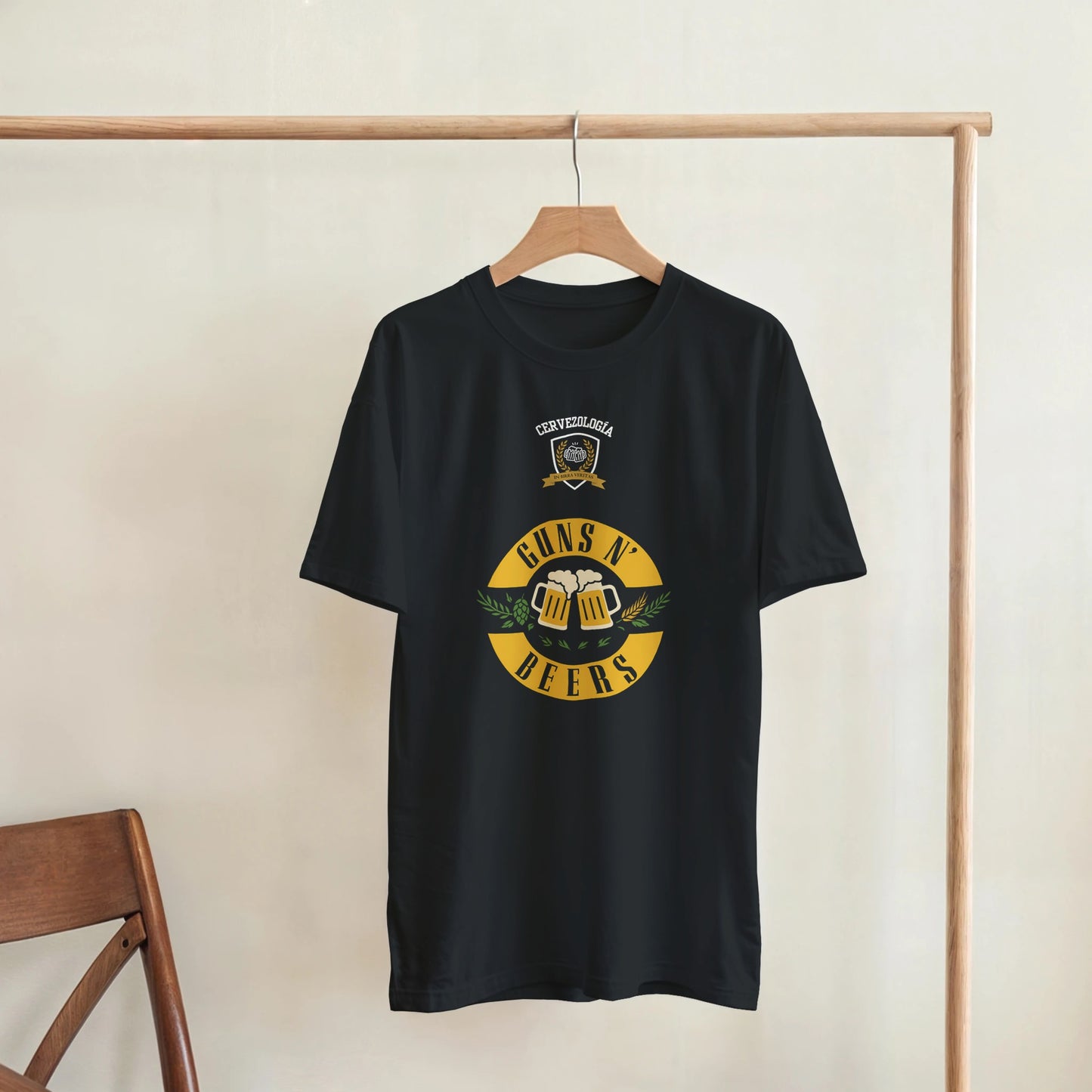 Camiseta negra con estampado circular “GUNS N’ BEERS” en el pecho, en percha