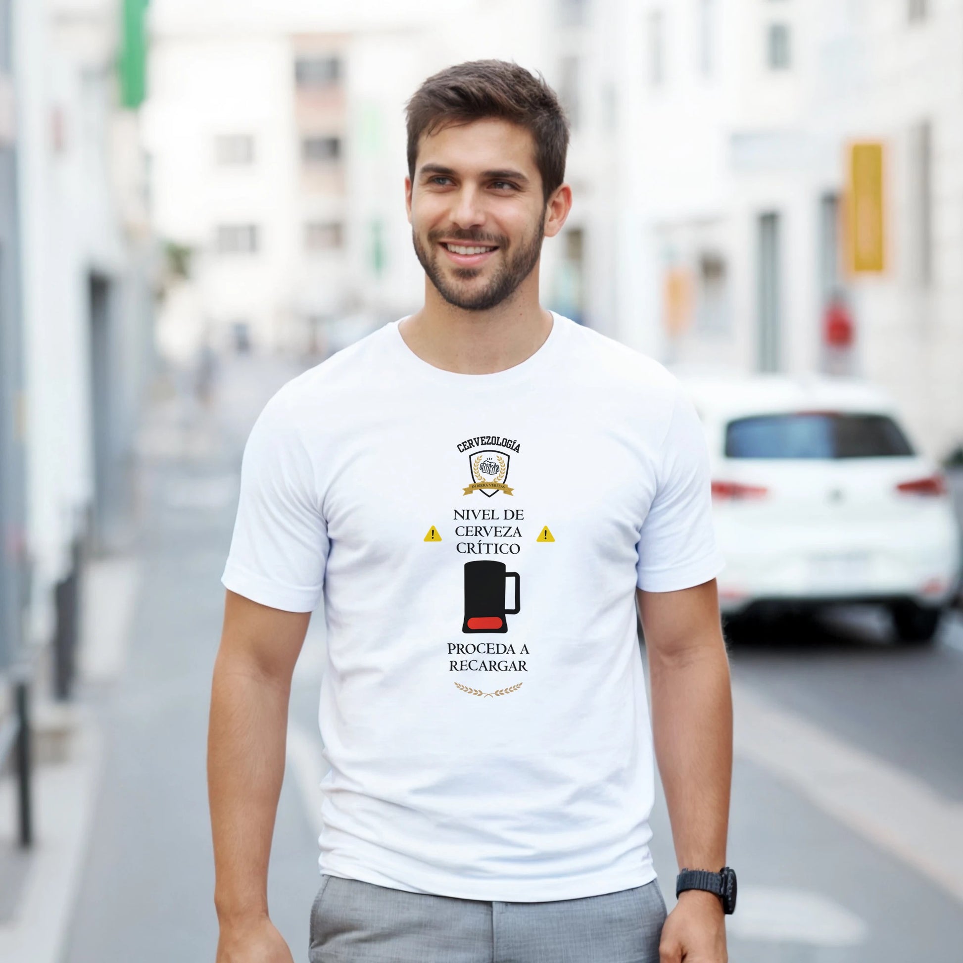 Camiseta blanca con estampado de vaso de cerveza, modelo en exterior urbano