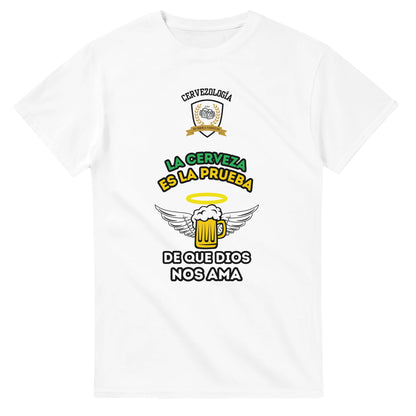 Camiseta blanca con diseño frontal de taza de cerveza con alas y texto "La cerveza es la prueba"