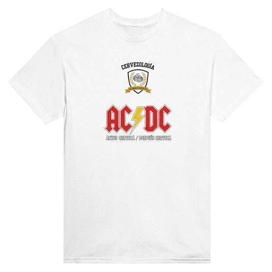 Camiseta blanca con estampado AC/DC y texto bajo el emblema en el pecho.