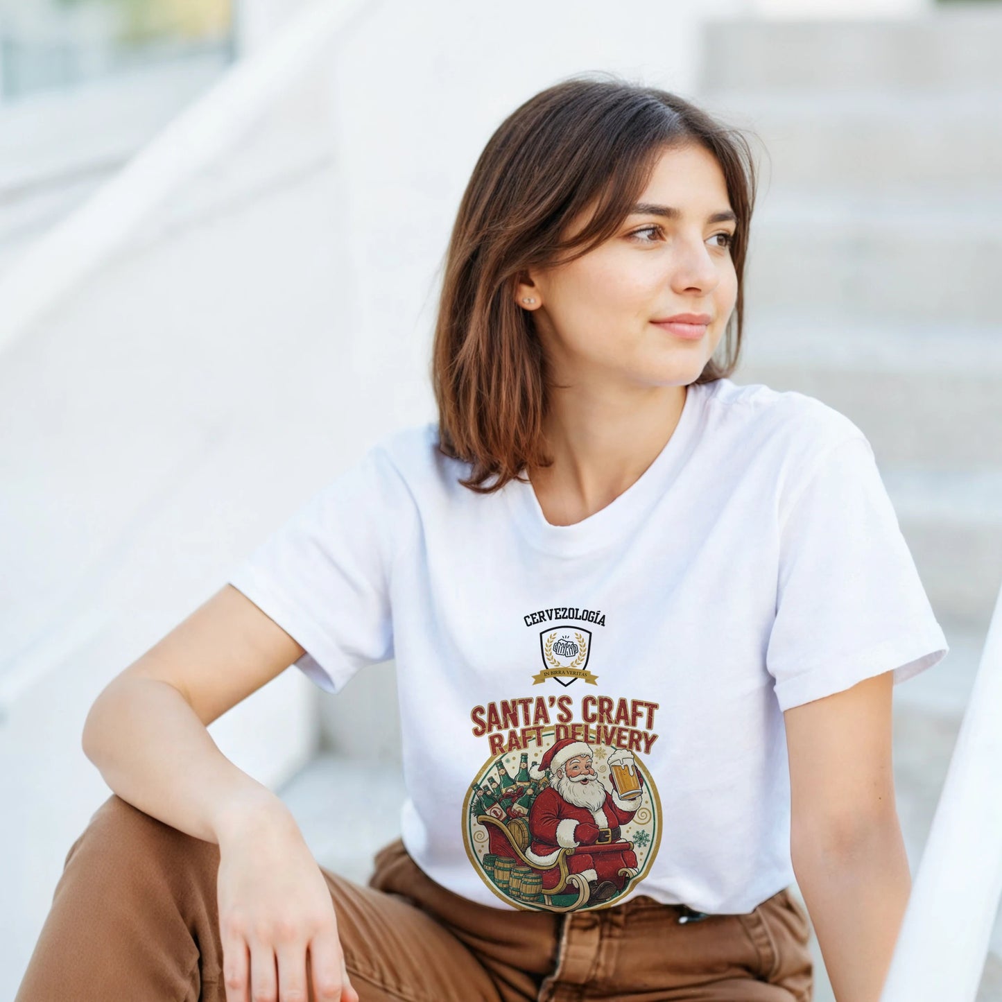 Camiseta blanca de cuello redondo con estampado frontal detallado de Santa y cerveza