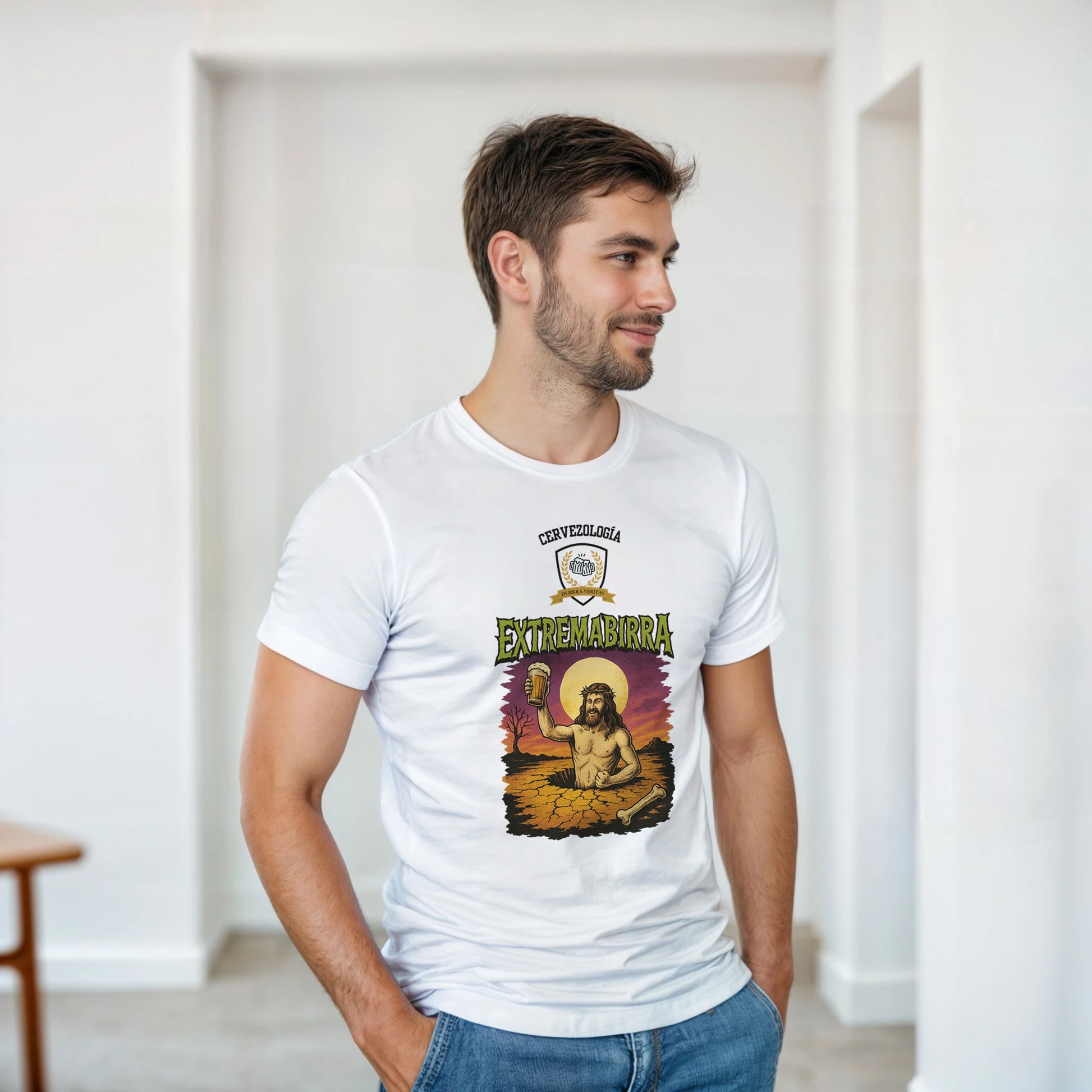Camiseta blanca con estampado “Extremabirra” en el pecho, llevada por un hombre