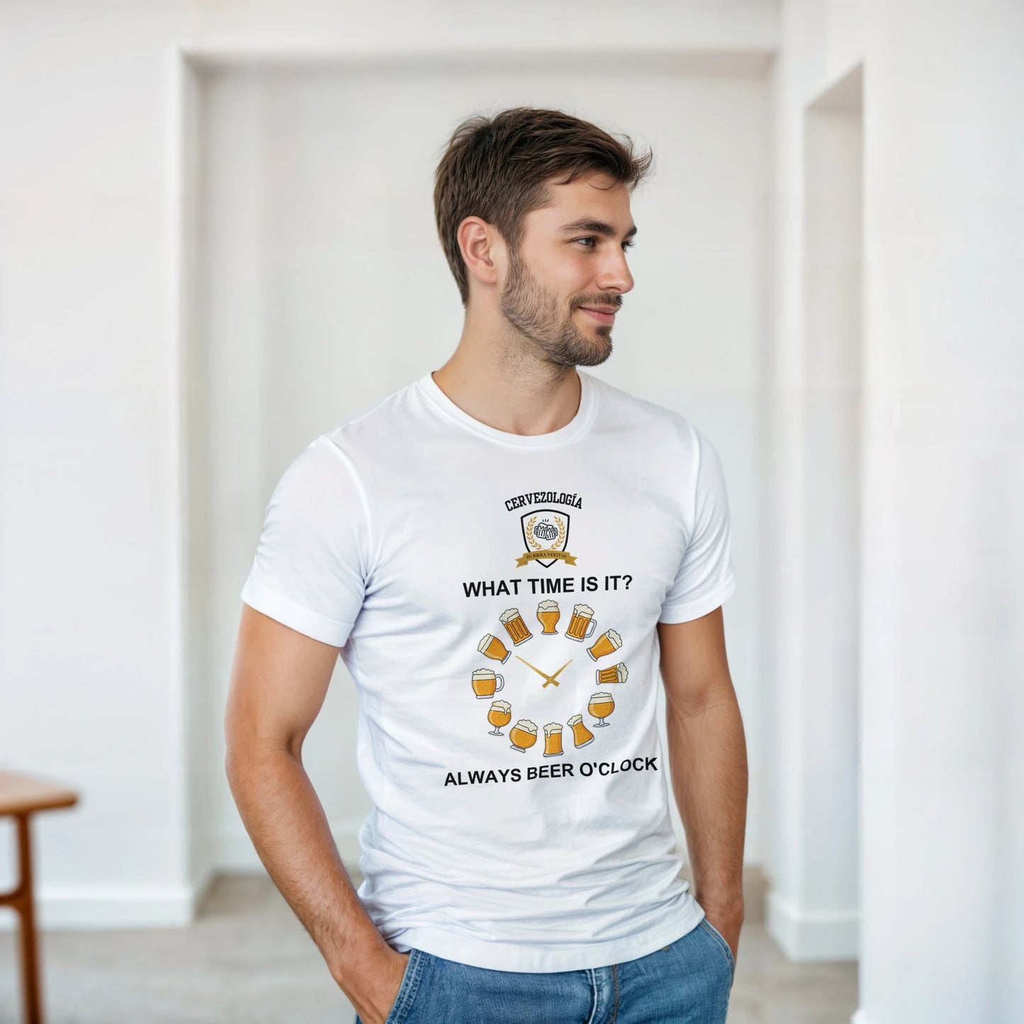 Camiseta blanca con estampado frontal de cerveza y frase “WHAT TIME IS IT?”