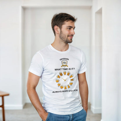 Camiseta blanca con estampado frontal de cerveza y frase “WHAT TIME IS IT?”
