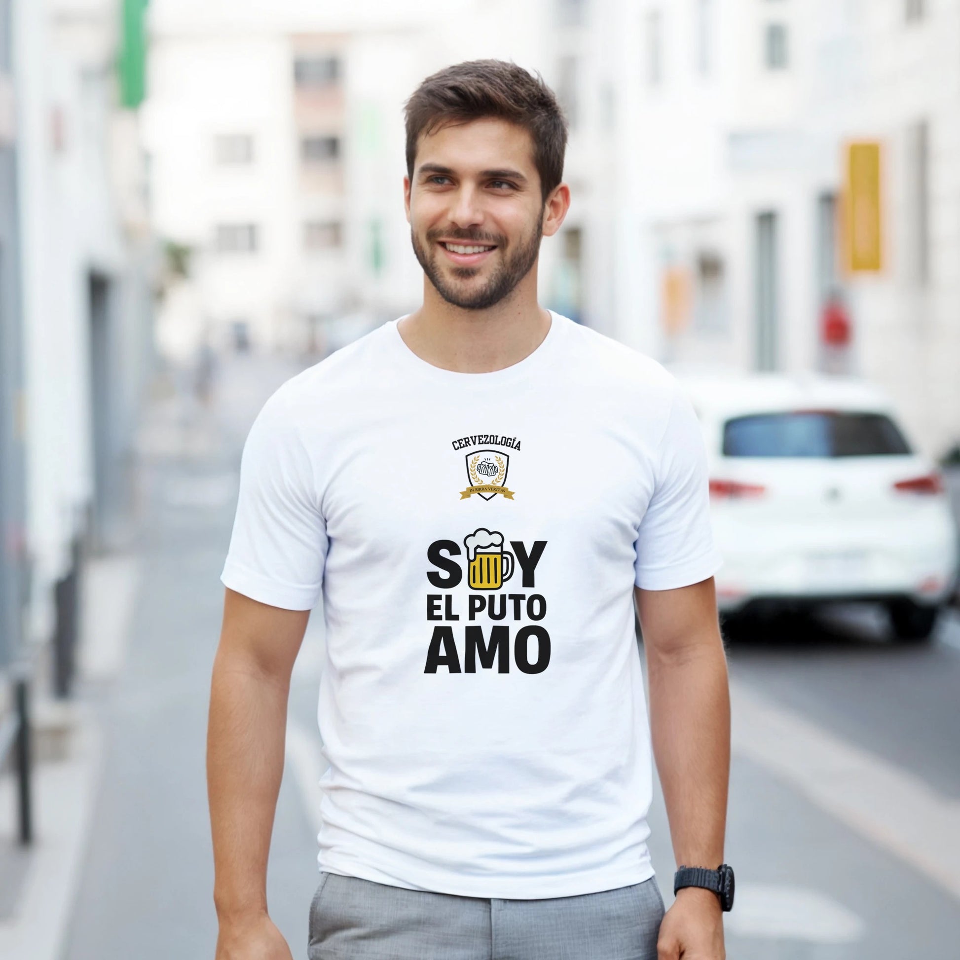 Camiseta blanca de manga corta con estampado frontal “El Puto Amo”