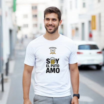 Camiseta blanca de manga corta con estampado frontal “El Puto Amo”