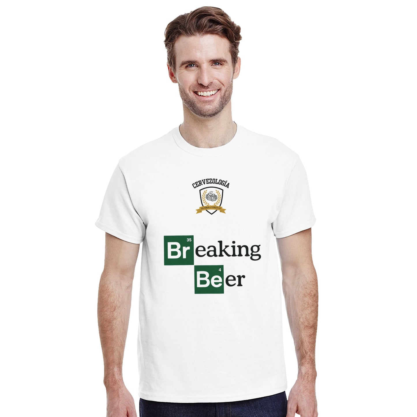 Camiseta blanca de manga corta con estampado «Breaking Beer» y escudo superior