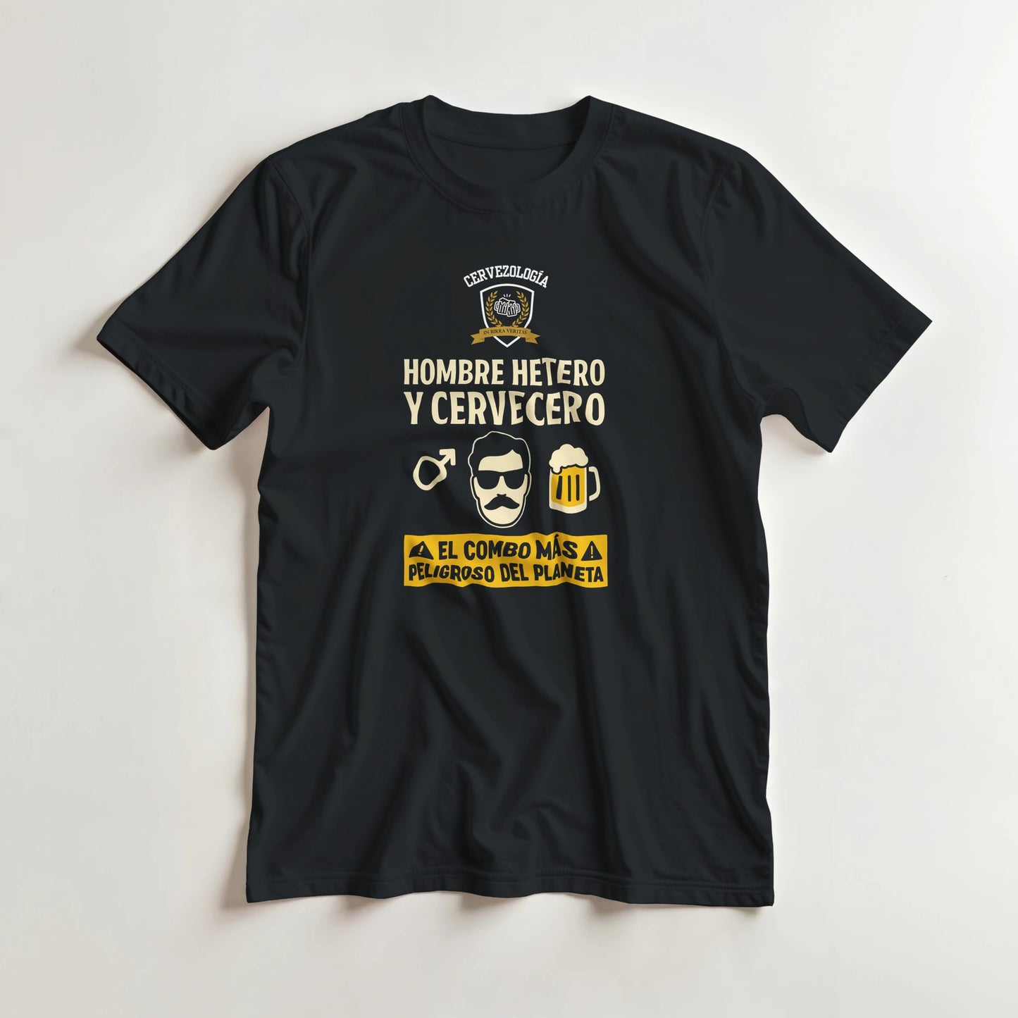 Camiseta negra de hombre con estampado gráfico en el pecho y manga corta