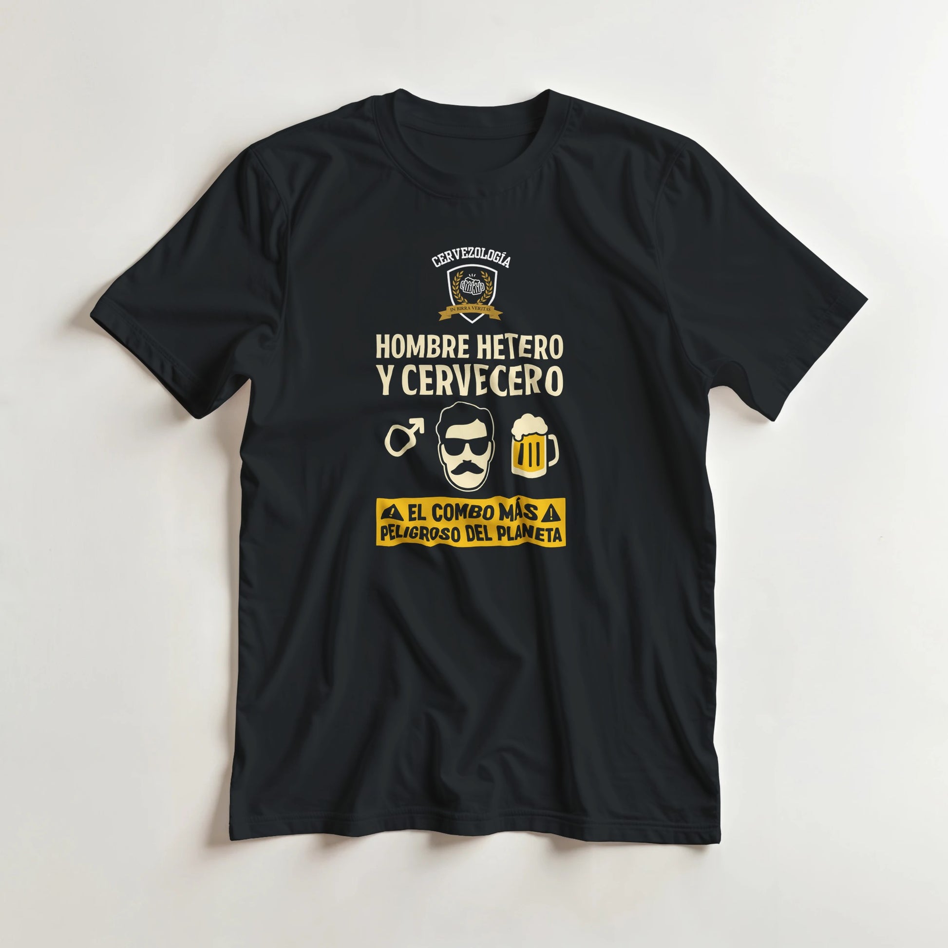 Camiseta negra de hombre con estampado gráfico en el pecho y manga corta