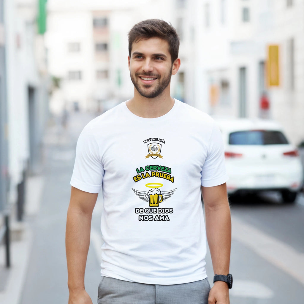 Camiseta blanca en hombre, con estampado central de taza de cerveza con alas y texto "De que Dios nos ama"