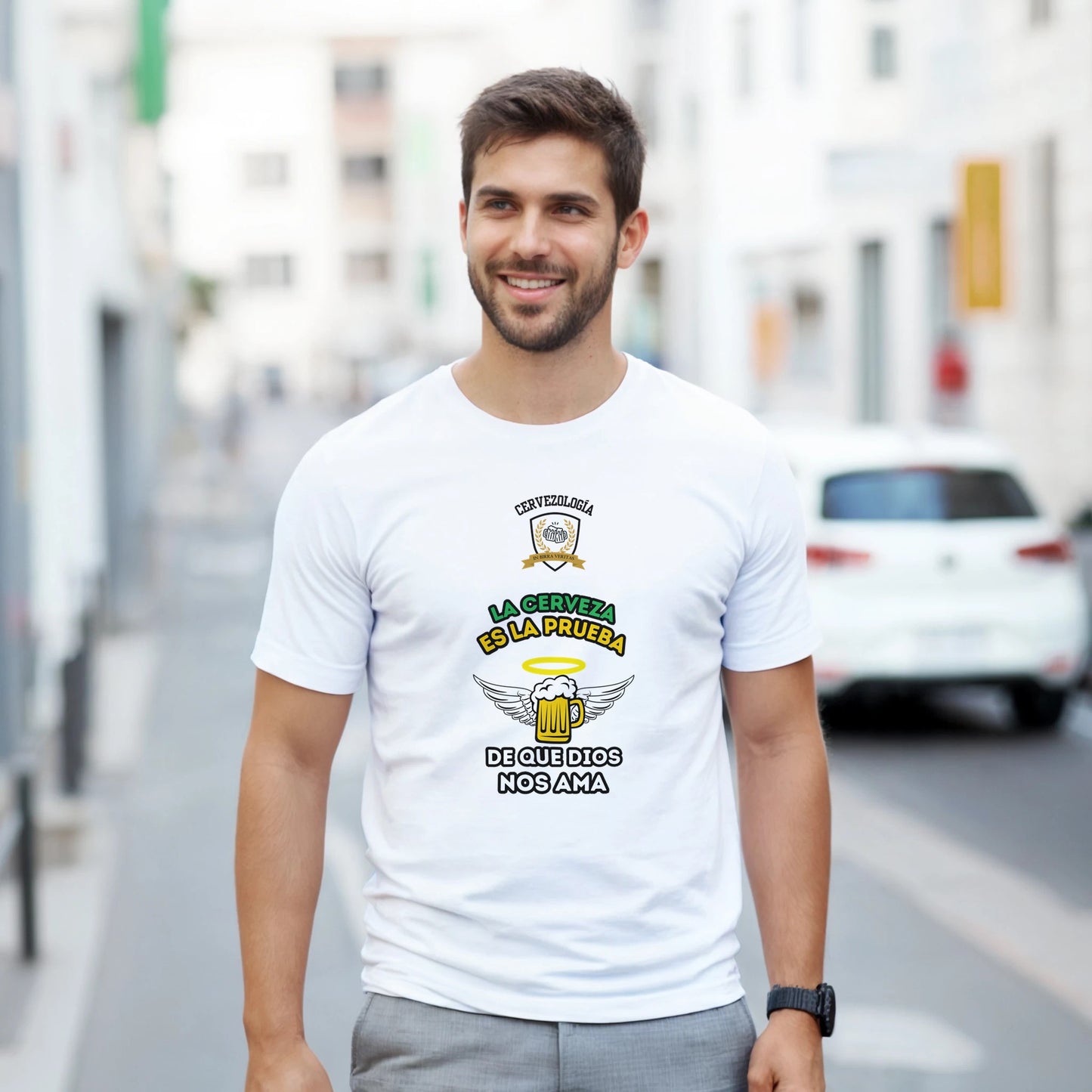 Camiseta blanca en hombre, con estampado central de taza de cerveza con alas y texto "De que Dios nos ama"