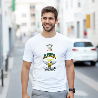 Camiseta blanca en hombre, con estampado central de taza de cerveza con alas y texto "De que Dios nos ama"