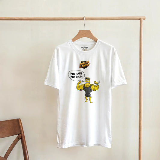 Camiseta blanca con estampa «NO PAIN NO GAIN» y personaje delgado en el centro.