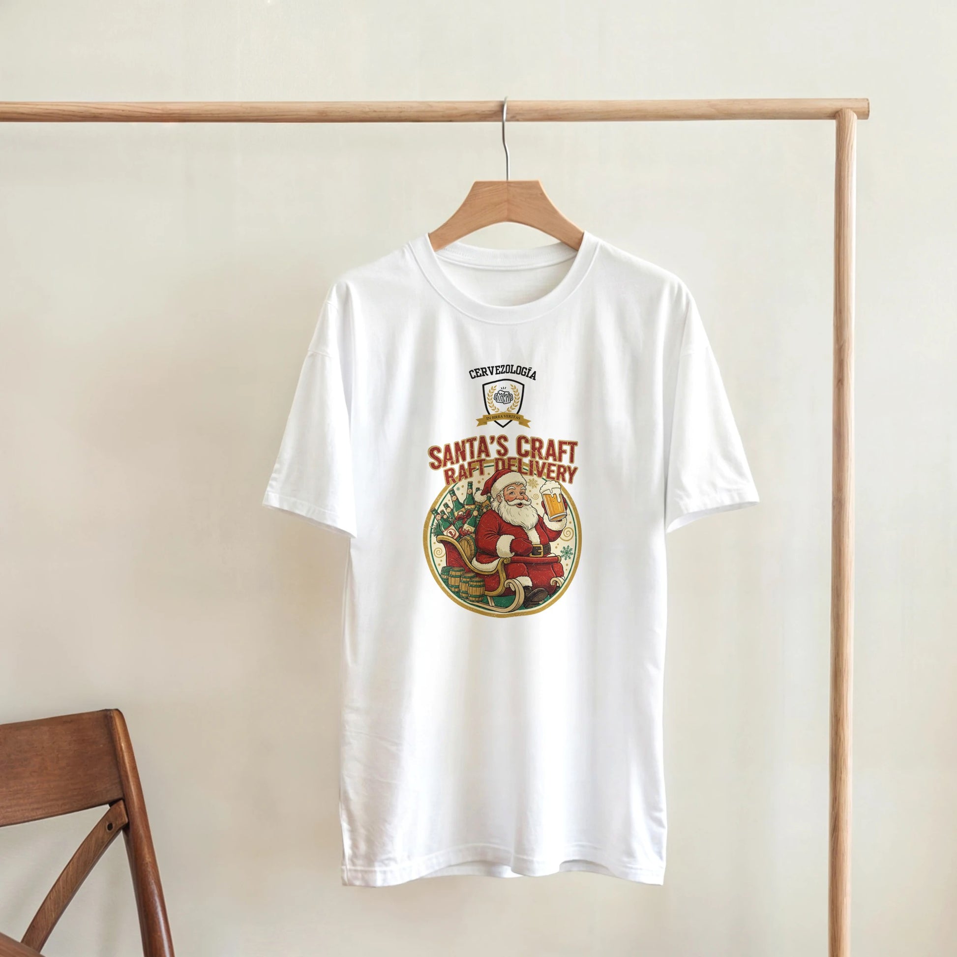 Camiseta blanca con estampado frontal de Santa y cerveza, colgada en percha