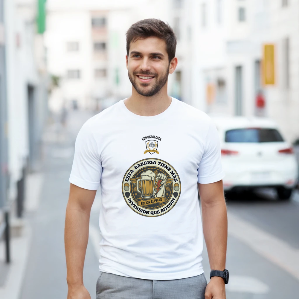 Camiseta blanca de hombre con logo circular cervecero estampado en el pecho