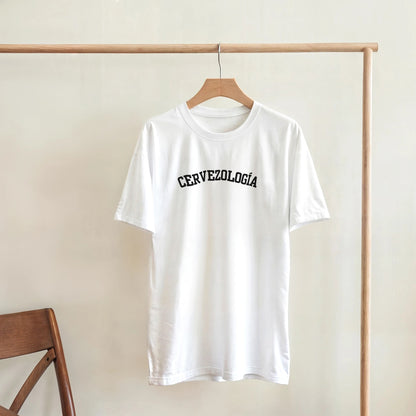 Camiseta blanca de algodón con estampado CERVEZOLOGÍA, colgada en percha