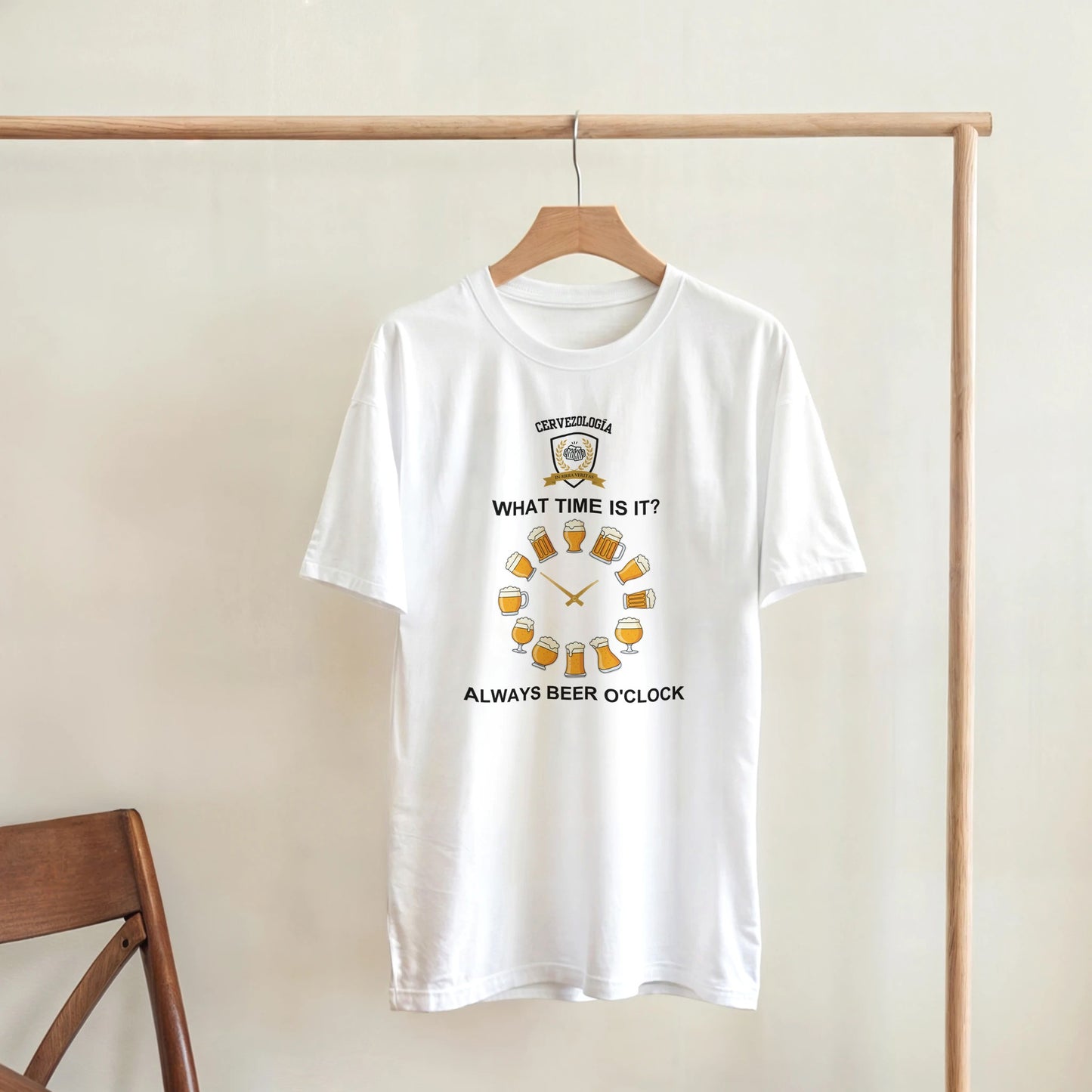 Camiseta blanca con estampado circular de cerveza y texto “ALWAYS BEER O’CLOCK”