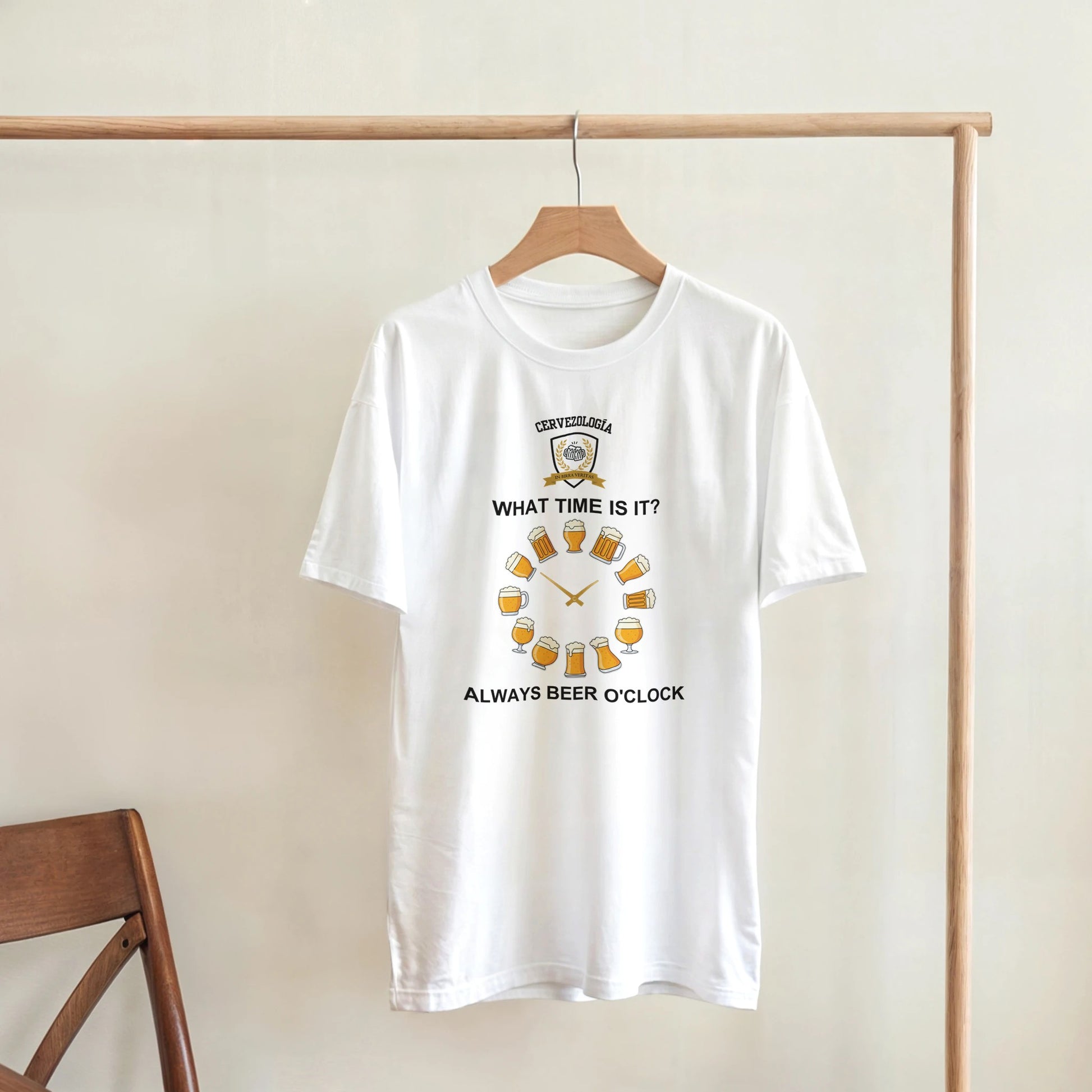 Camiseta blanca con estampado circular de cerveza y texto “ALWAYS BEER O’CLOCK”