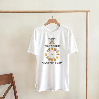 Camiseta blanca con estampado circular de cerveza y texto “ALWAYS BEER O’CLOCK”