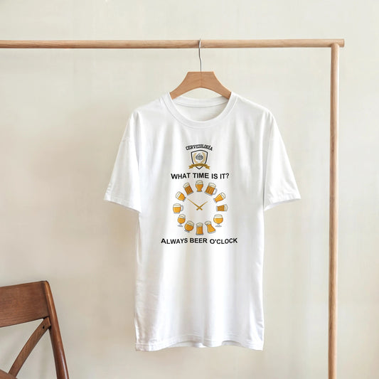 Camiseta blanca con estampado circular de cerveza y texto “ALWAYS BEER O’CLOCK”