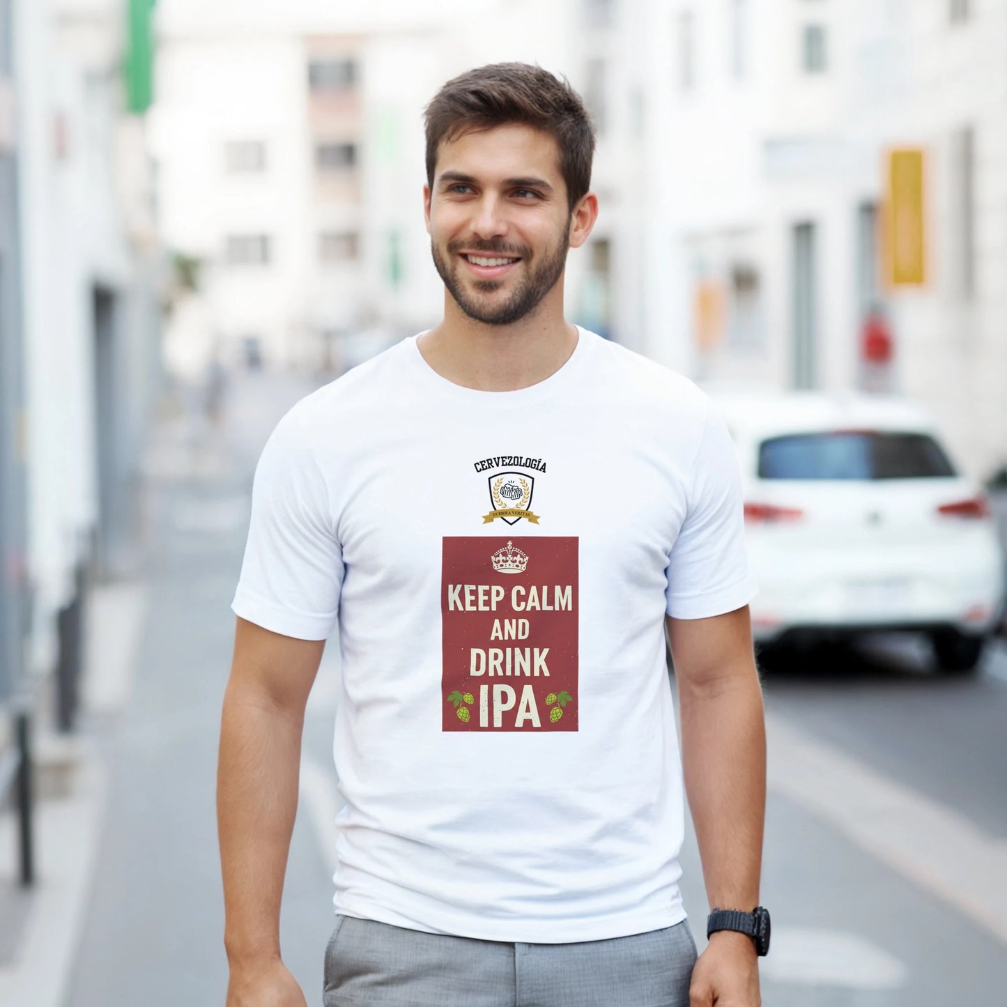Camiseta blanca con estampa “KEEP CALM AND DRINK IPA”, usada en exterior