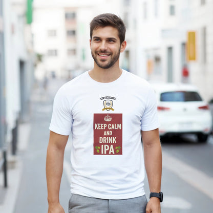 Camiseta blanca con estampa “KEEP CALM AND DRINK IPA”, usada en exterior