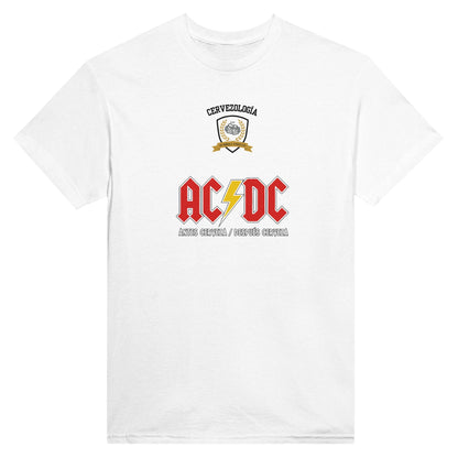 Camiseta blanca AC/DC con emblema rojo y dorado y texto bajo el logo