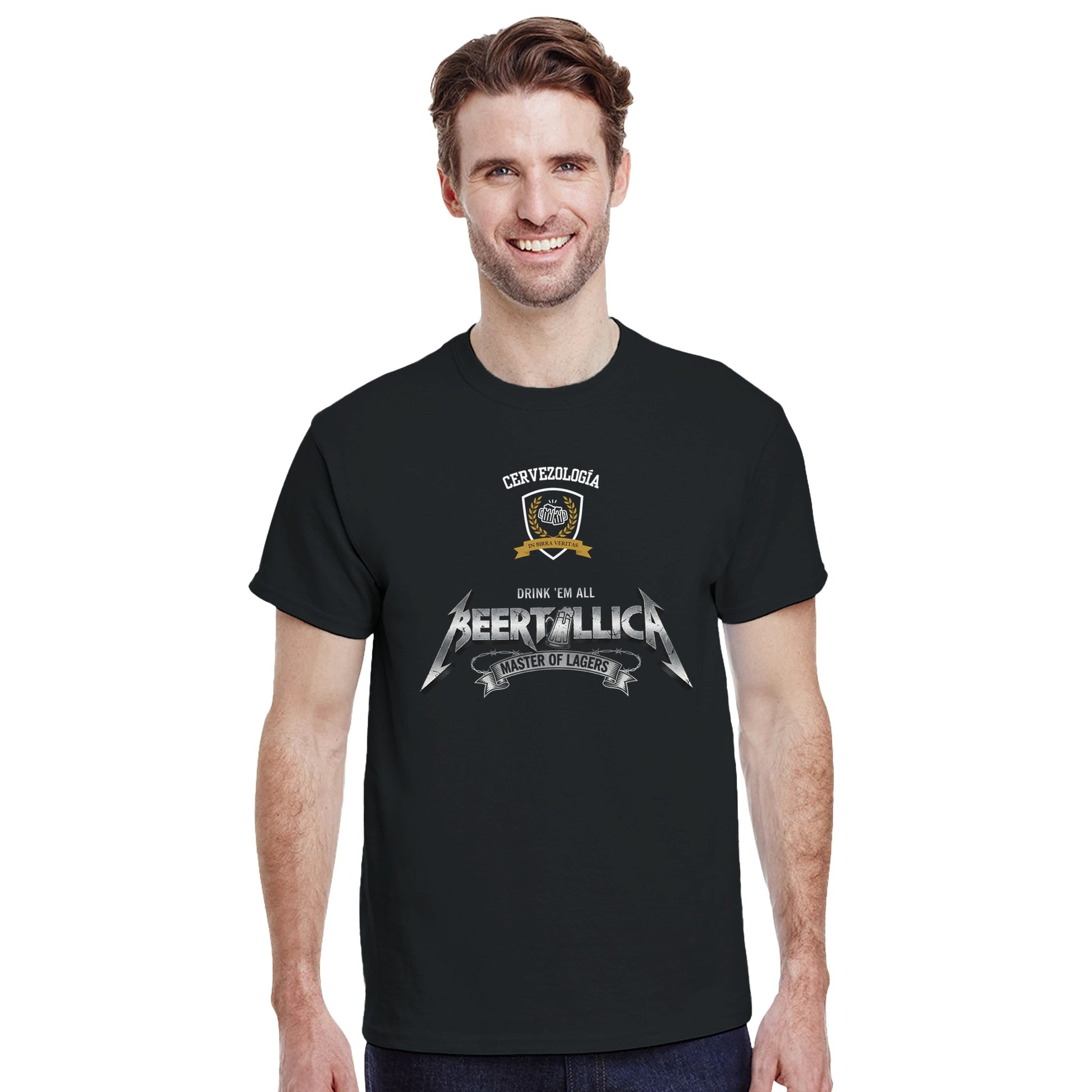 Camiseta negra de hombre con estampado Beertallica al pecho, manga corta.