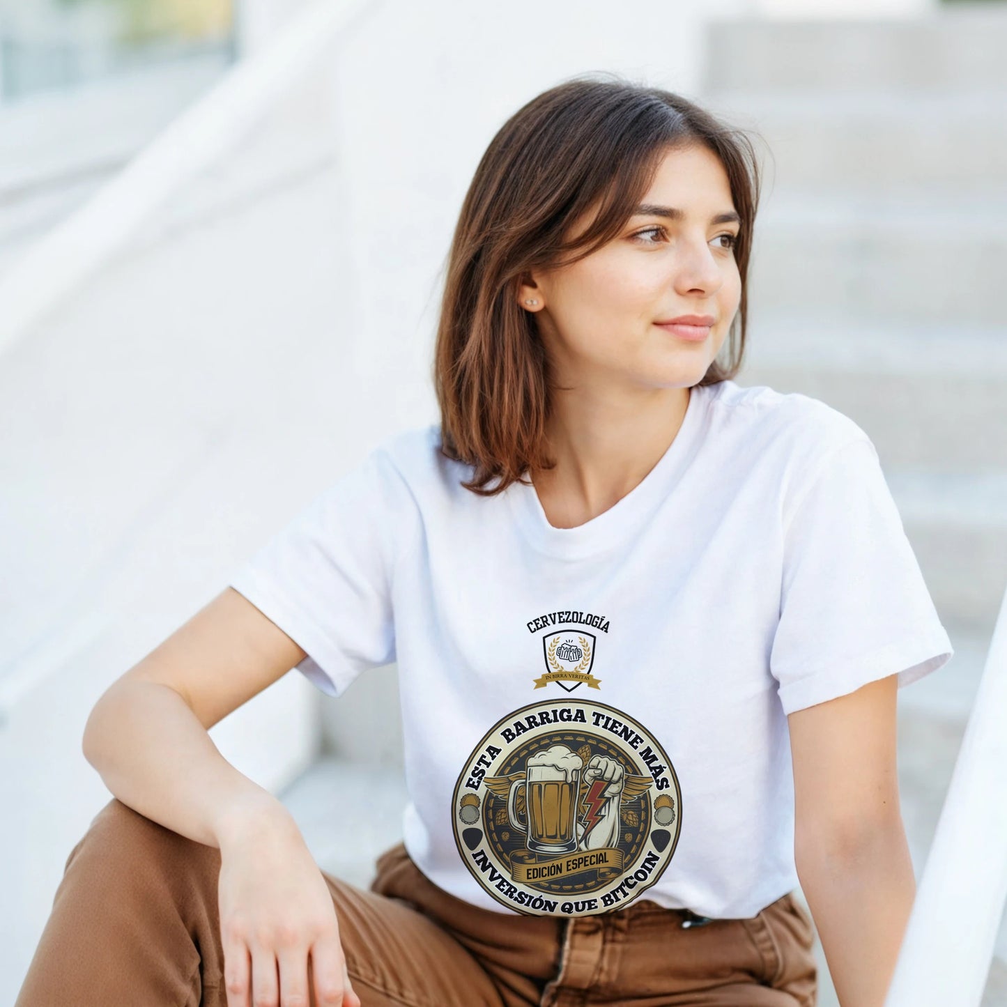 Camiseta blanca con estampado circular de cerveza en el pecho