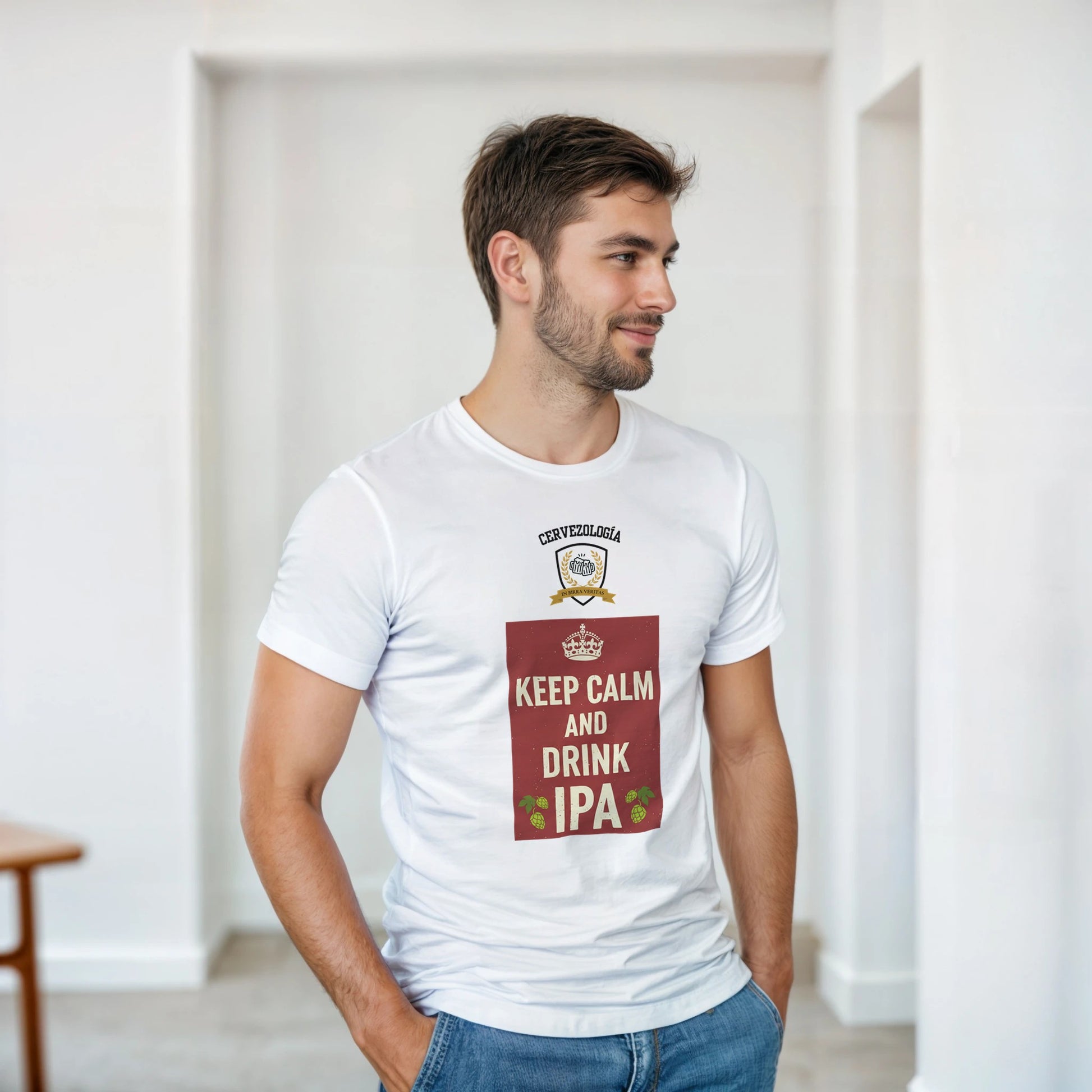 Camiseta blanca con estampa frontal “KEEP CALM AND DRINK IPA”, vista lateral