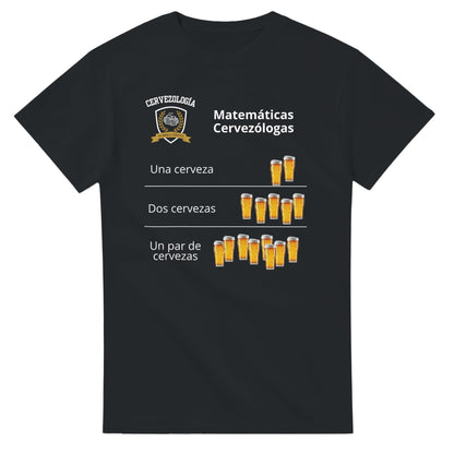 Camiseta negra de manga corta con estampado de cervezas y texto “Matemáticas Cervezólogas”.