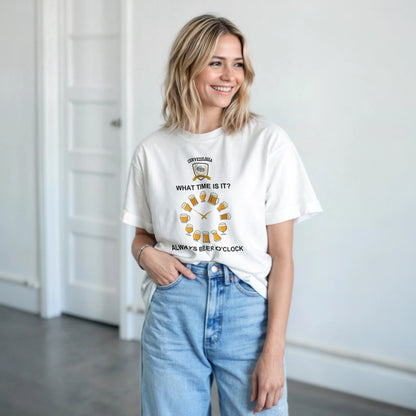 Camiseta blanca con estampado frontal de cerveza y texto “ALWAYS BEER O’CLOCK”