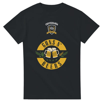 Camiseta negra con estampado central circular “GUNS N’ BEERS” y dos jarras
