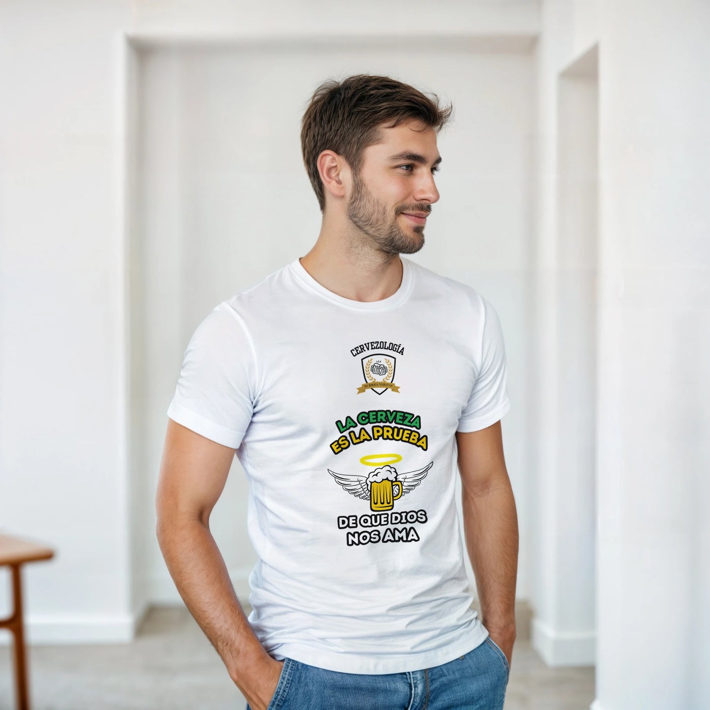 Camiseta blanca en perfil, con estampado de cervecería: taza, alas y texto "De que Dios nos ama"