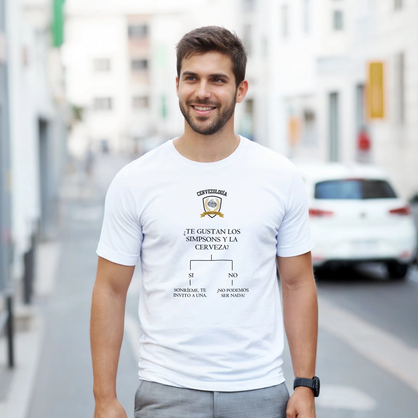 Camiseta blanca de manga corta con estampado de cerveza en el pecho, vista frontal