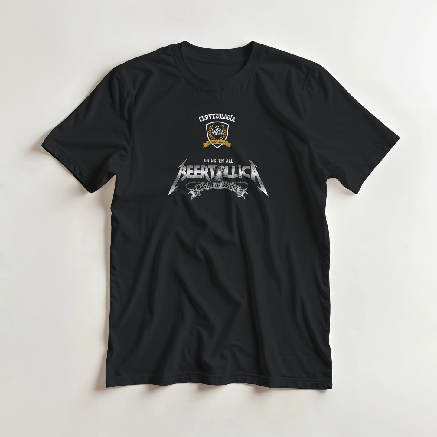 Camiseta negra con cuello redondo y estampado Beertallica al centro del pecho.