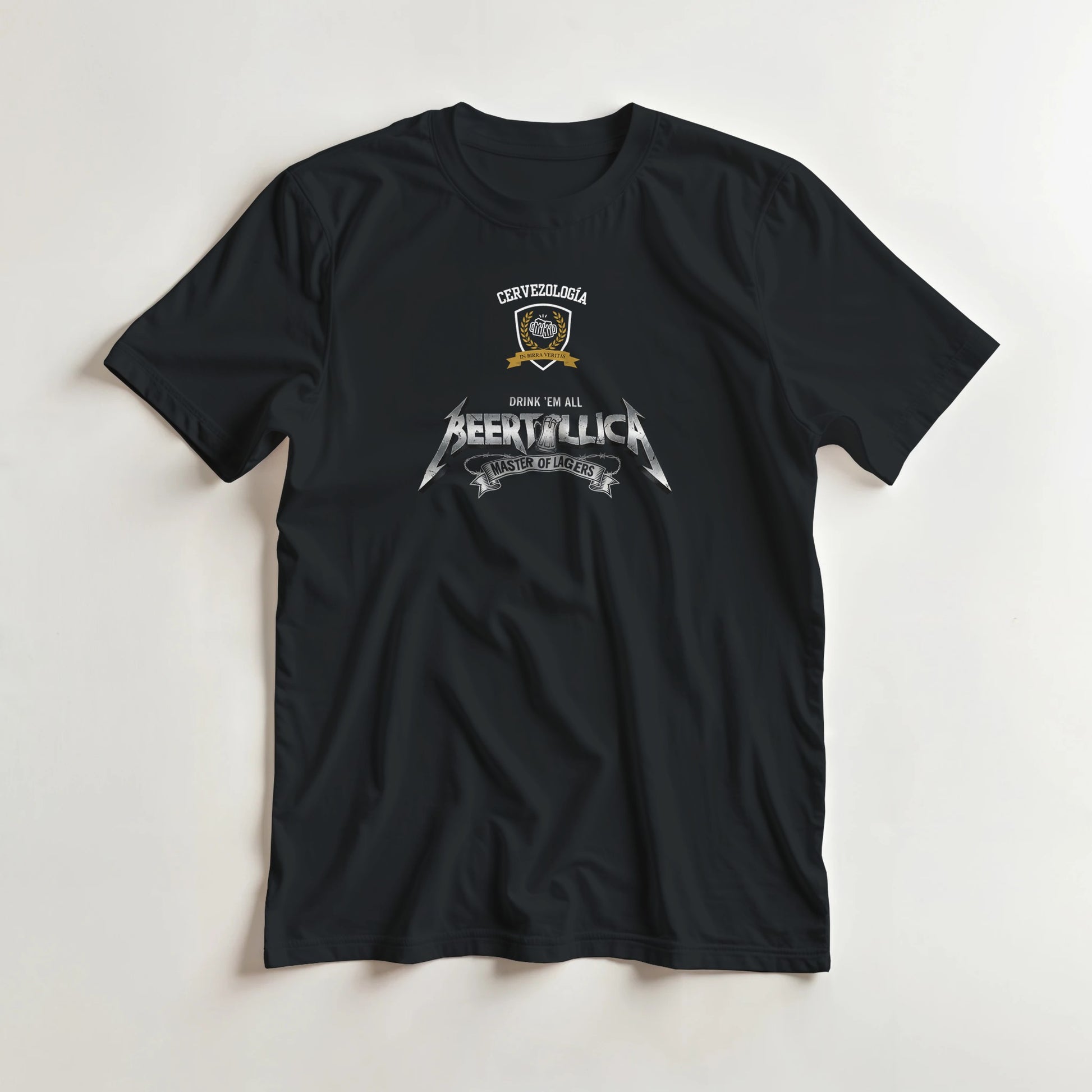 Camiseta negra con cuello redondo y estampado Beertallica al centro del pecho.