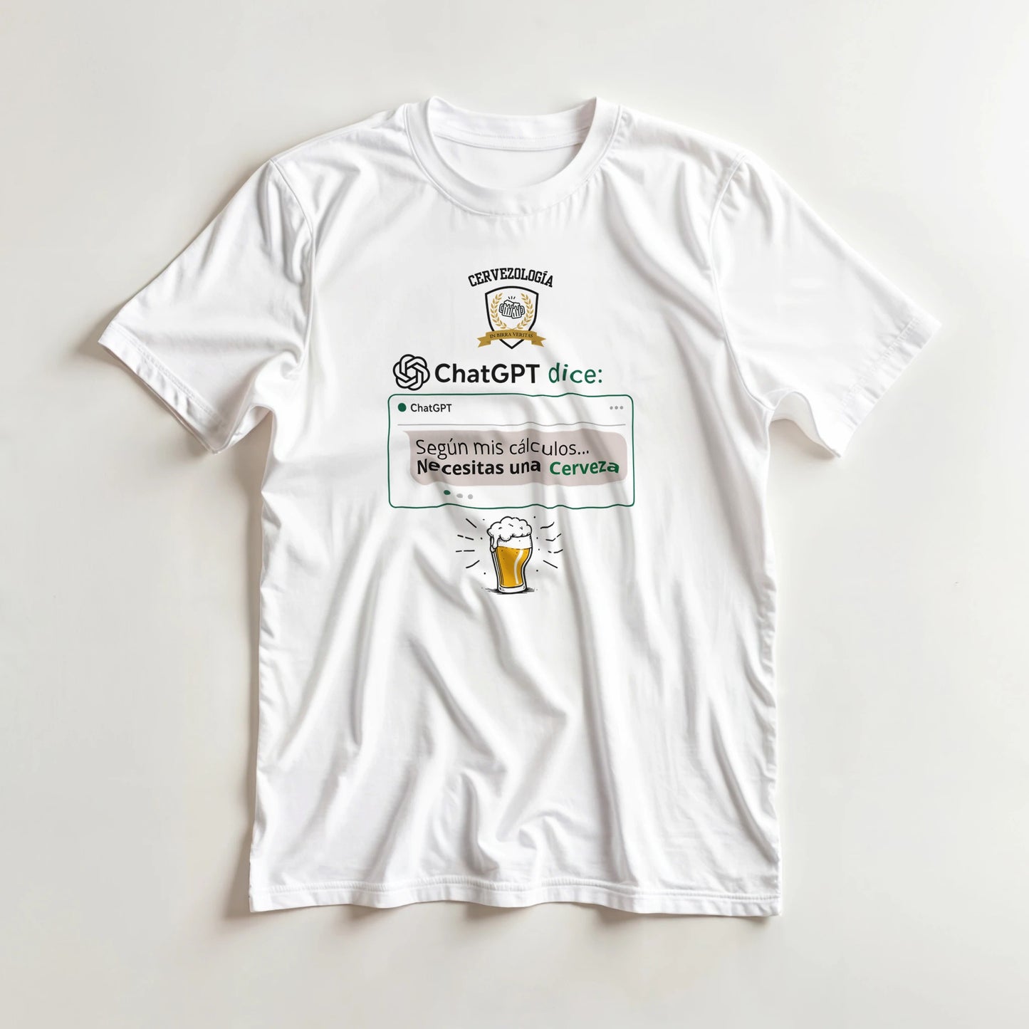 Camiseta blanca en plano, estampado frontal con jarra de cerveza