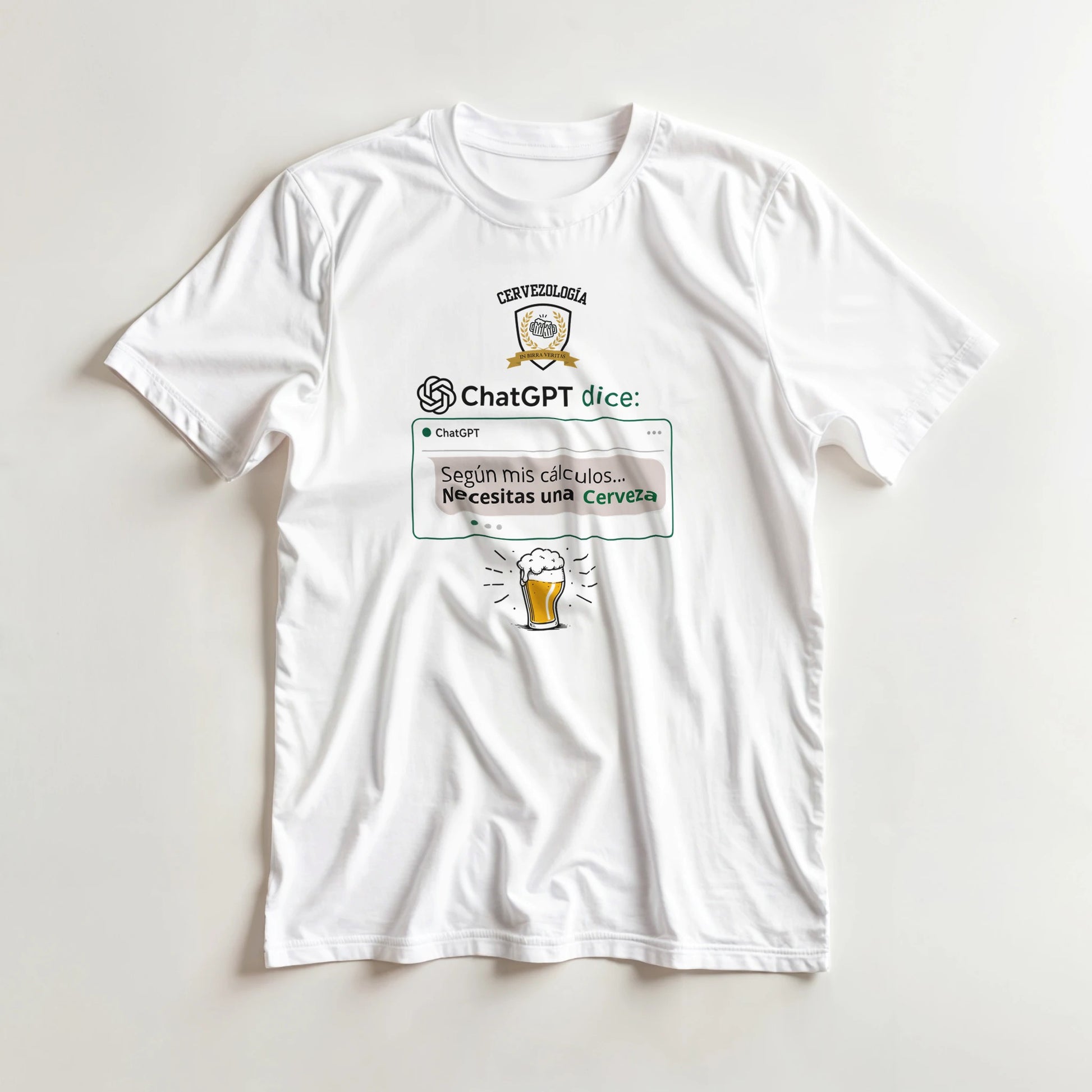 Camiseta blanca en plano, estampado frontal con jarra de cerveza