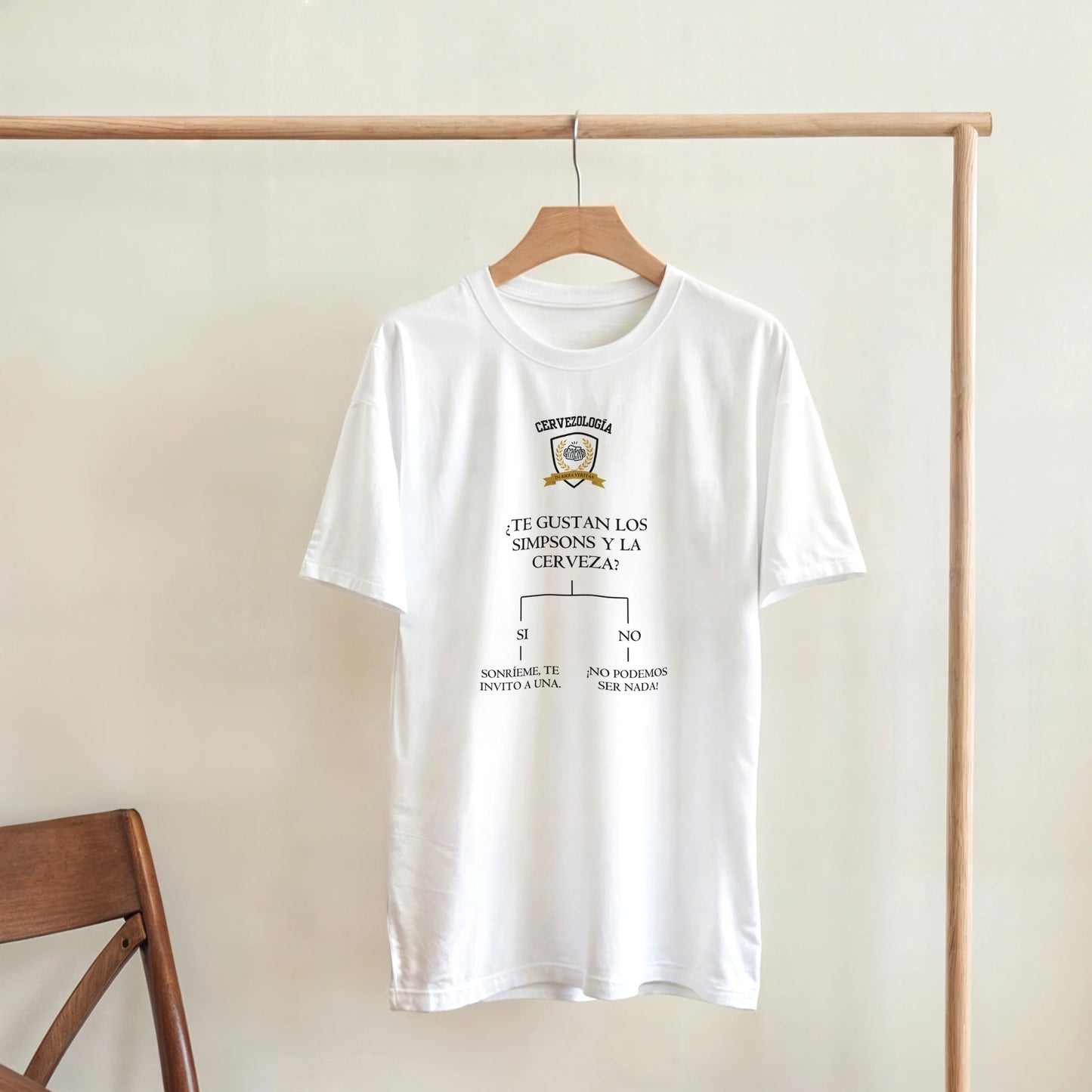 Camiseta blanca de manga corta con estampado de cerveza colgada en perchero de madera