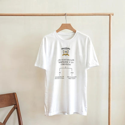 Camiseta blanca de manga corta con estampado de cerveza colgada en perchero de madera