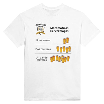 Camiseta blanca de manga corta con logotipo y estampado de cervezas; texto “Matemáticas Cervezólogas”.