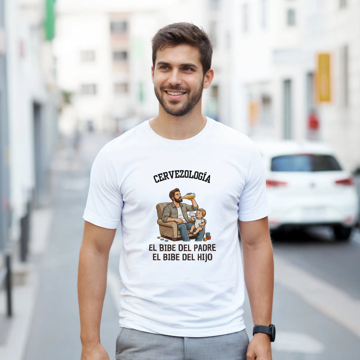 Camiseta blanca en modelo sonriente, estampado de padre y bebé con biberón