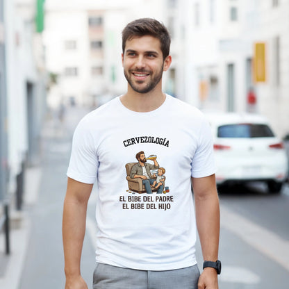 Camiseta blanca en modelo sonriente, estampado de padre y bebé con biberón